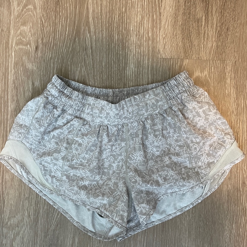 Lululemon Hottie Hot 2.5 shorts